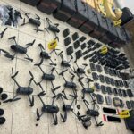 صورة لطائرة درون تستخدم في تهريب المخدرات أو عناصر أمنية تضبط شحنة مخدرات