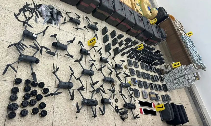صورة لطائرة درون تستخدم في تهريب المخدرات أو عناصر أمنية تضبط شحنة مخدرات