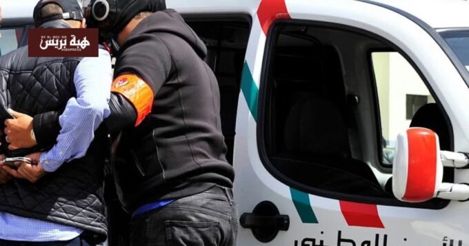 توقيف شخص بالدار البيضاء بتهمة التحريض على العنف والتهديد بالقتل 9 صورة لمركز شرطة أو سيارة شرطة في الدار البيضاء، أو صورة رمزية للعدالة.