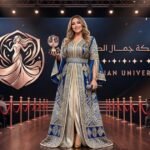 صورة لتاج ملكة جمال الكون العربي مع خلفية تجمع بين معالم أوروبية ومغربية تعكس التنوع الثقافي.