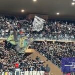 صورة جماهير الجيش الملكي في المدرجات ترفع الأعلام وتغني الهتافات خلال مباراة ضد الكوكب المراكشي.