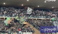 صورة جماهير الجيش الملكي في المدرجات ترفع الأعلام وتغني الهتافات خلال مباراة ضد الكوكب المراكشي.