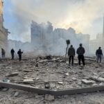 أشخاص يتفقدون أنقاض مبنى مدمر في الضاحية الجنوبية لبيروت بعد غارة إسرائيلية، في مشهد يعكس الدمار المستمر.