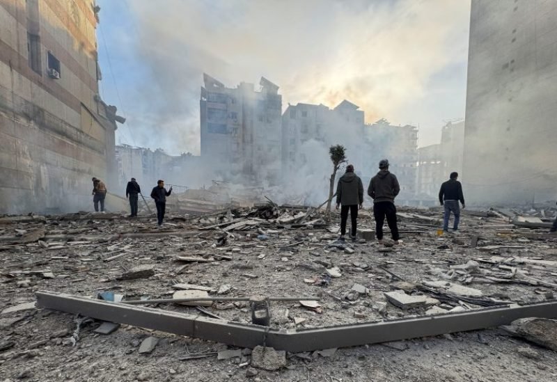 مستقبل الهدوء في لبنان: تباين الرؤى بين المقترحات الدولية وموقف حزب الله 5 أشخاص يتفقدون أنقاض مبنى مدمر في الضاحية الجنوبية لبيروت بعد غارة إسرائيلية، في مشهد يعكس الدمار المستمر.