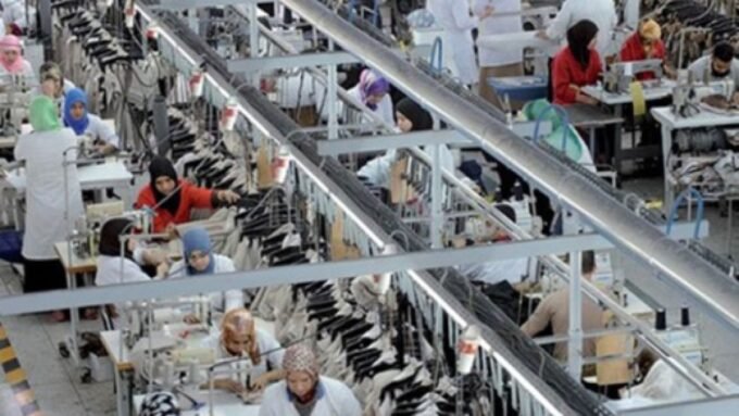 عمال في مصنع نسيج بمدينة فاس بالمغرب، يظهرون عملية خياطة سراويل الجينز، مع التركيز على جودة الخيوط المستخدمة.