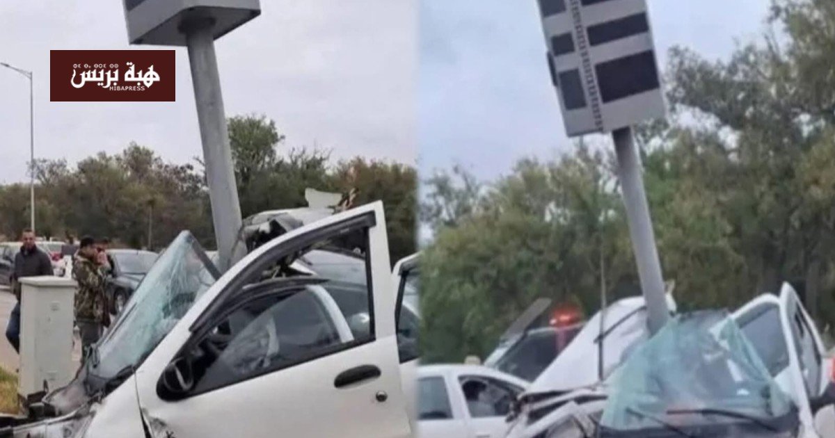 القنيطرة: حادث سير خطير إثر اصطدام سيارة برادار وإصابة سائقها 3 صورة لسيارة متضررة بعد اصطدامها بعمود رادار لمراقبة السرعة في القنيطرة