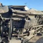 صورة لموقع حادث سير على طريق اللجون في الكرك يظهر فيه عمود إنارة متضرر ومركبة متضررة