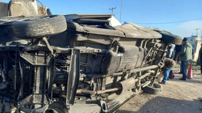 صورة لموقع حادث سير على طريق اللجون في الكرك يظهر فيه عمود إنارة متضرر ومركبة متضررة