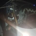 صورة لحافلة ركاب متضررة بعد حادث سير على الطريق الصحراوي