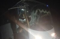 صورة لحافلة ركاب متضررة بعد حادث سير على الطريق الصحراوي