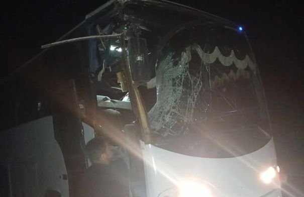 صورة لحافلة ركاب متضررة بعد حادث سير على الطريق الصحراوي