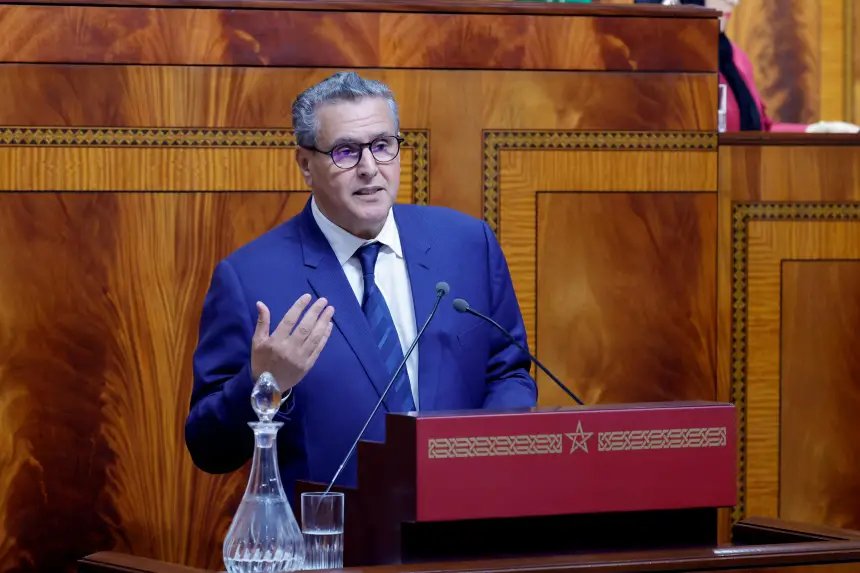 رئيس الحكومة عزيز أخنوش يتحدث في مجلس النواب عن دعم الأطفال اليتامى والمهملين.