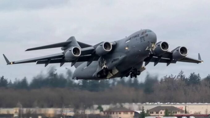 طائرة شحن عسكرية أمريكية في الأجواء