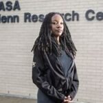 المهندسة نايا بتلر-كريج أمام مركز ناسا جلين للأبحاث في كليفلاند، أوهايو، بتاريخ 10 أبريل 2026.