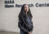 المهندسة نايا بتلر-كريج أمام مركز ناسا جلين للأبحاث في كليفلاند، أوهايو، بتاريخ 10 أبريل 2026.