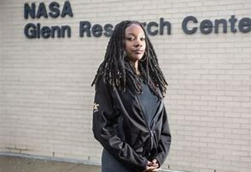 إنجازات رواد الفضاء السود: رحلة فيكتور جلوفر تلهم الأجيال نحو الفضاء 3 المهندسة نايا بتلر-كريج أمام مركز ناسا جلين للأبحاث في كليفلاند، أوهايو، بتاريخ 10 أبريل 2026.