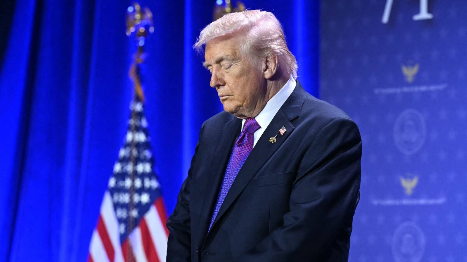 الرئيس الأمريكي دونالد ترمب يتحدث في مؤتمر صحفي حول سياسة إدارته تجاه إيران