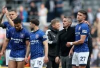 لاعبو إبسويتش يحتفلون بهدف التعادل في مباراة ساوثامبتون الحاسمة بدوري الشامبيونشيب.