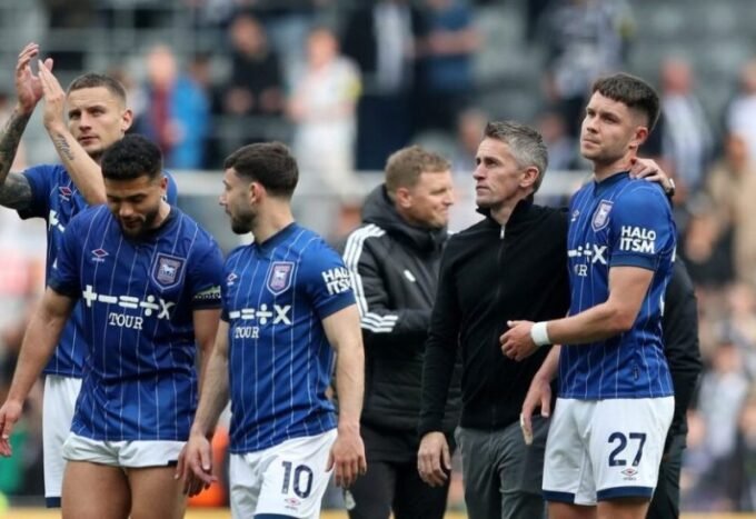 لاعبو إبسويتش يحتفلون بهدف التعادل في مباراة ساوثامبتون الحاسمة بدوري الشامبيونشيب.