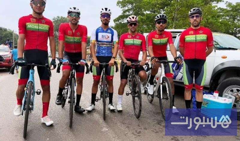 صورة لدراجين مغاربة يتنافسون في طواف بنين الدولي