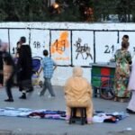 عودة الأحزاب الصغرى: شقق مستأجرة تتحول لمقرات انتخابية مع اقتراب الاستحقاقات 8 صورة لمقر حزبي صغير في المغرب، ربما شقة تم تحويلها، ترمز لعودة الأحزاب الصغرى للساحة السياسية.