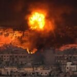 صورة لآثار غارة جوية في جنوب لبنان تظهر الدمار والدخان