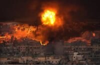 صورة لآثار غارة جوية في جنوب لبنان تظهر الدمار والدخان