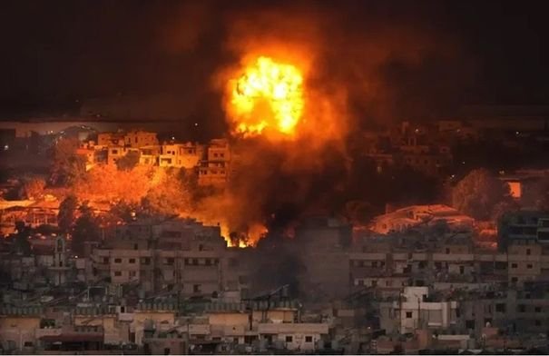 صورة لآثار غارة جوية في جنوب لبنان تظهر الدمار والدخان