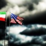 تصاعد الدخان من انفجارات ناجمة عن عمليات عسكرية إسرائيلية على مشارف قرية الطيبة جنوب لبنان.