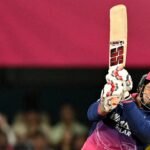 فايبهاف سوريابانشي يضرب الكرة بقوة خلال مباراة في الدوري الهندي الممتاز للكريكيت.