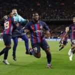 صورة للاعبي برشلونة يحتفلون بهدف الفوز ضد أتلتيكو مدريد في مباراة الدوري الإسباني.