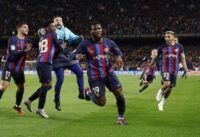 صورة للاعبي برشلونة يحتفلون بهدف الفوز ضد أتلتيكو مدريد في مباراة الدوري الإسباني.