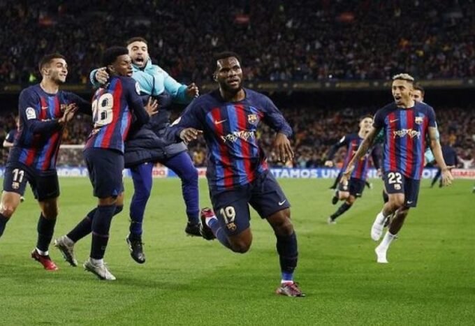 صورة للاعبي برشلونة يحتفلون بهدف الفوز ضد أتلتيكو مدريد في مباراة الدوري الإسباني.