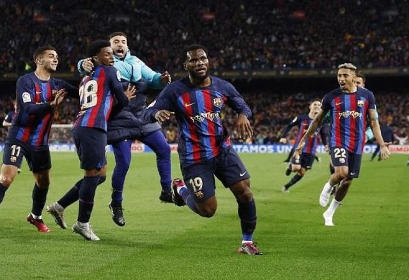 صورة للاعبي برشلونة يحتفلون بهدف الفوز ضد أتلتيكو مدريد في مباراة الدوري الإسباني.