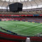 لاعب كرة قدم يسجل هدفاً في مباراة بالدوري الكندي