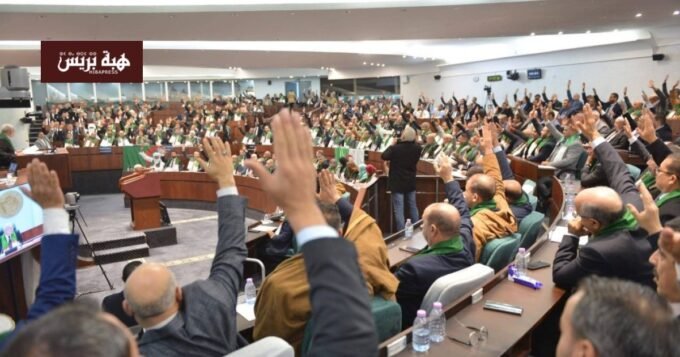 البرلمان الجزائري يقر قانون تجريم الاستعمار بتعديلات جوهرية 6 صورة للبرلمان الجزائري أو خريطة الجزائر وفرنسا ترمز للعلاقات الثنائية