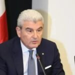 صورة لوزير الصناعة اللبناني جو عيسى الخوري يتحدث عن الوضع السياسي والاقتصادي في لبنان