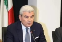 صورة لوزير الصناعة اللبناني جو عيسى الخوري يتحدث عن الوضع السياسي والاقتصادي في لبنان