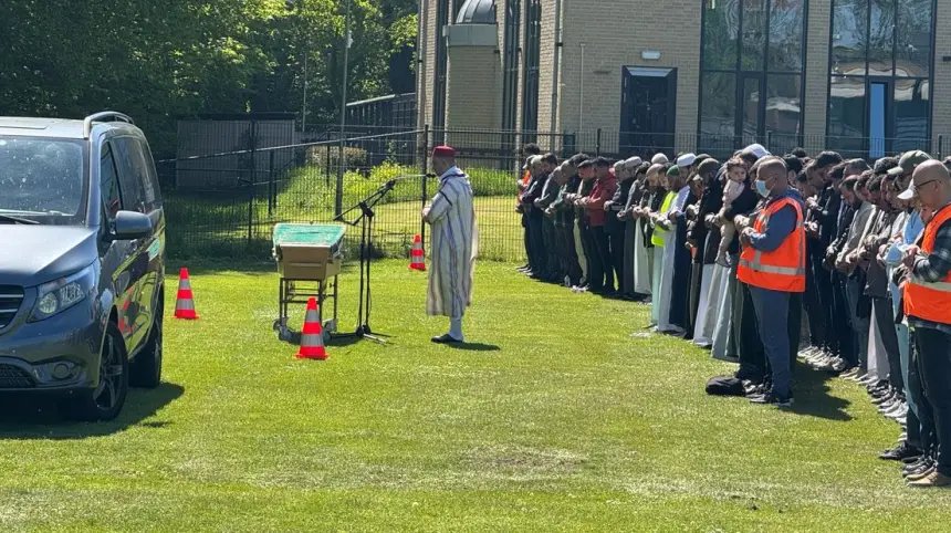 صورة لجنازة الطفلة نور في فينلو بهولندا، تظهر حشوداً من المشيعين وعمدة المدينة.