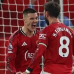 احتفال لاعبي مانشستر يونايتد بعد تسجيل هدف ضد برينتفورد في الدوري الإنجليزي الممتاز