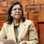 صورة لأسماك مجمدة مع شعار مبادرة الحوت بثمن معقول في أحد أسواق المغرب