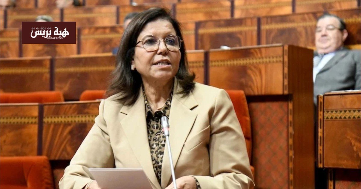 صورة لأسماك مجمدة مع شعار مبادرة الحوت بثمن معقول في أحد أسواق المغرب