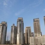 دخان يتصاعد قرب مطار دبي الدولي بعد هجوم بطائرة مسيّرة استهدف خزان وقود.