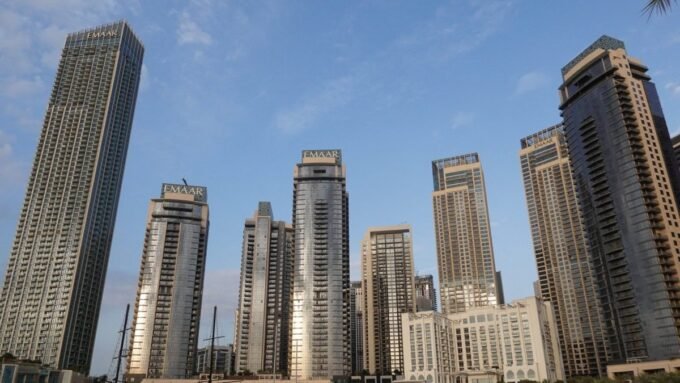 دخان يتصاعد قرب مطار دبي الدولي بعد هجوم بطائرة مسيّرة استهدف خزان وقود.