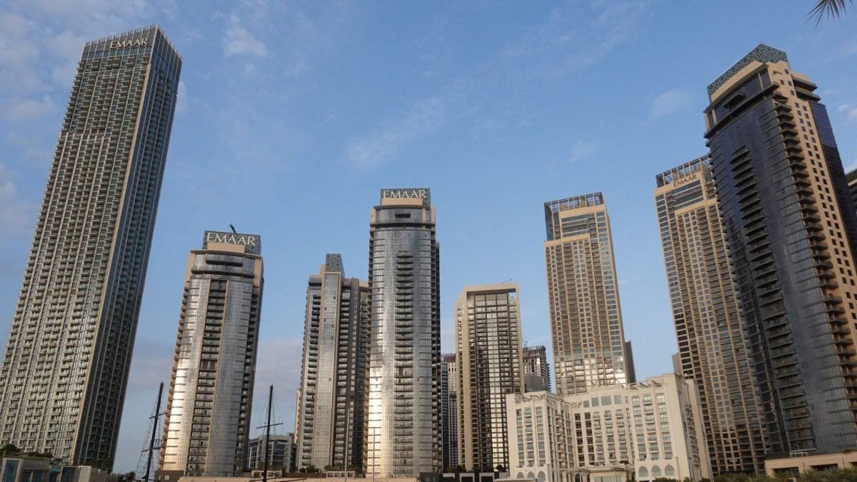 دخان يتصاعد قرب مطار دبي الدولي بعد هجوم بطائرة مسيّرة استهدف خزان وقود.