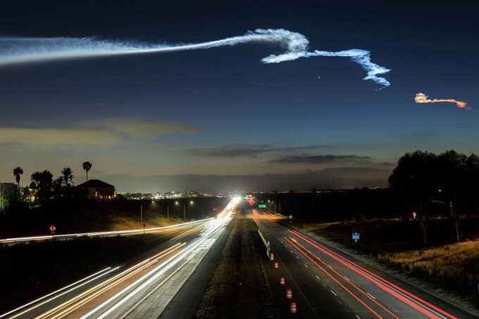 صورة تعبيرية لمرايا عاكسة وأقمار صناعية في الفضاء تضيء الأرض ليلاً