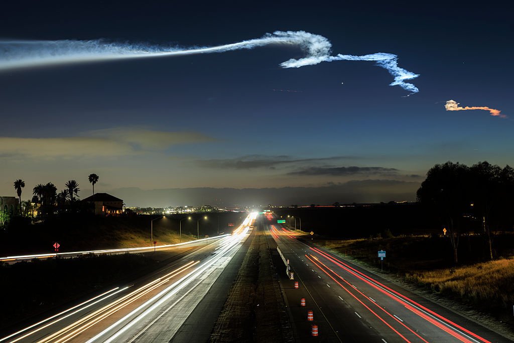 تحذيرات علمية دولية: مشاريع المرايا والأقمار الصناعية الفضائية تهدد صحة الإنسان والبيئة 3 صورة تعبيرية لمرايا عاكسة وأقمار صناعية في الفضاء تضيء الأرض ليلاً