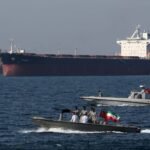 خريطة توضيحية لمضيق هرمز الذي يربط الخليج العربي ببحر عمان، مع سفن شحن تبحر عبره.