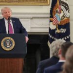 صورة للرئيس الأمريكي دونالد ترامب مع خريطة لمضيق هرمز في الخلفية