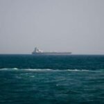 وزير الخارجية العماني بدر البوسعيدي يصافح وزير الخارجية الإيراني عباس عراقجي في مسقط